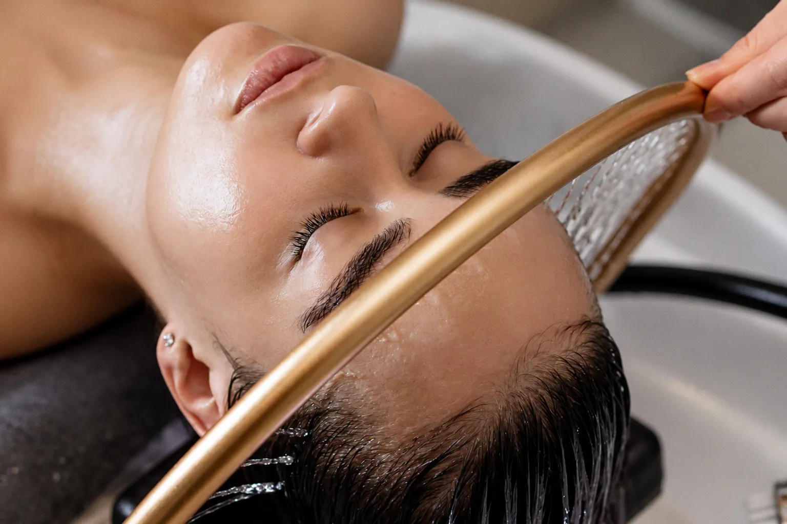 Head Spa japonais : le soin capillaire relaxant offre-t-il vraiment un effet lifting ?
